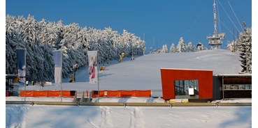 Reisemobilstellplatz - Langenlois - Der Stellplatz für Wohnmobile und Wohnwagen befindet sich am großen Parkplatz an der Talstation der Skiarena JAUerling  - JAUerling - Talstation Skilift