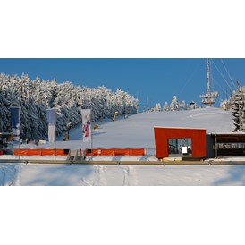 Wohnmobilstellplatz: Der Stellplatz für Wohnmobile und Wohnwagen befindet sich am großen Parkplatz an der Talstation der Skiarena JAUerling  - JAUerling - Talstation Skilift