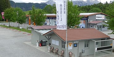 Reisemobilstellplatz - Wohnwagen erlaubt - Lechtal - Auf diesem Bild sehen Sie unser Rezeptionsgebäude mit den Sanitäranlagen dahinter. - Wohnmobilpark Füssen