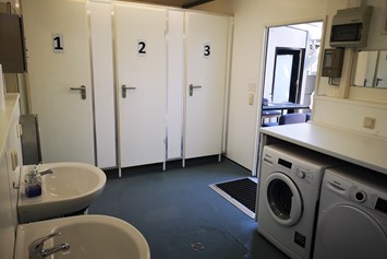 Wohnmobilstellplatz: Das sind unsere Duschkabinen, die mit 1€ Münzen betrieben werden. Sie können mit 1€ für 5 min duschen. - Wohnmobilpark Füssen
