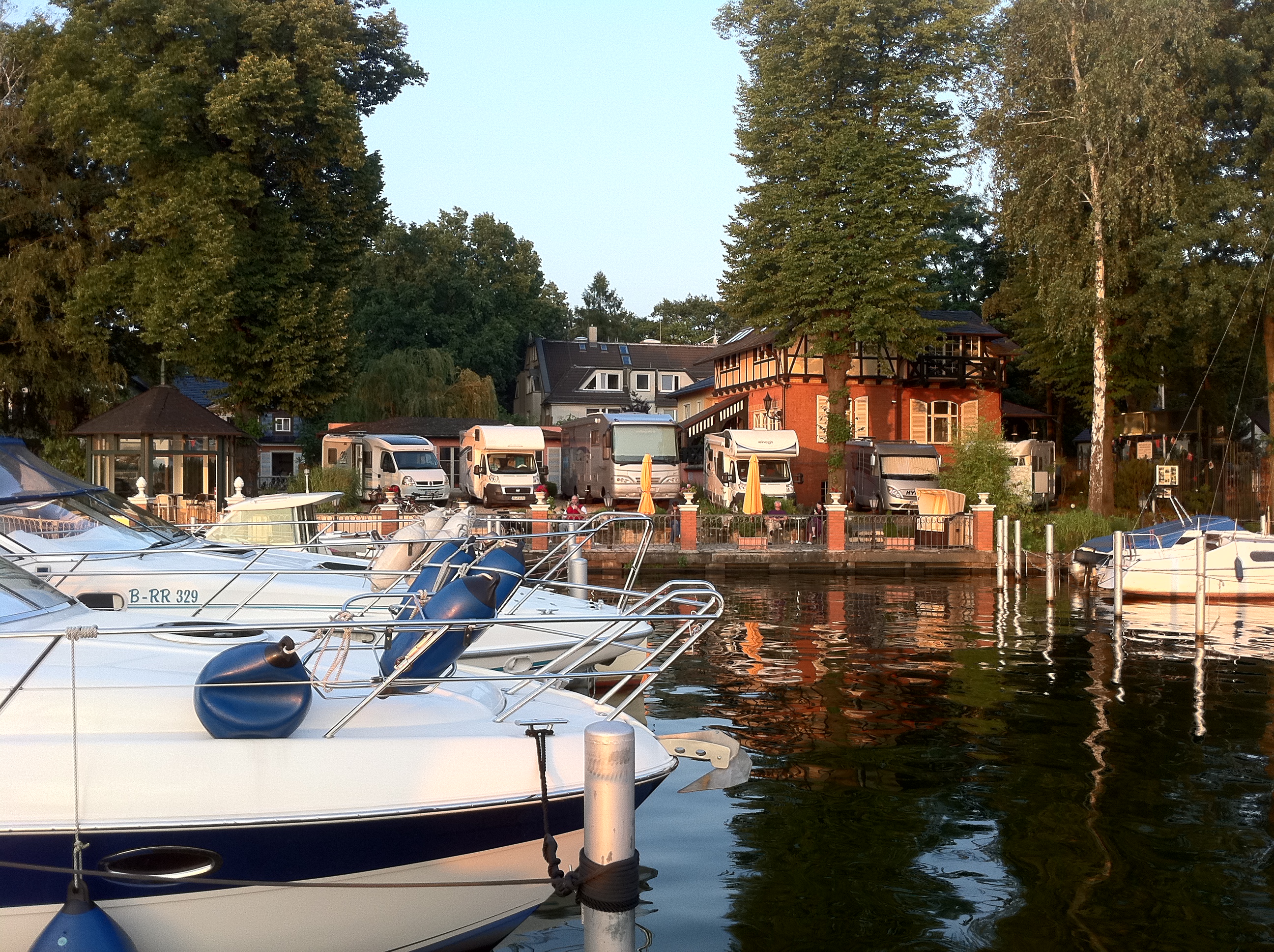 Reisemobilstellplatz - Umgebungsschwerpunkt: Fluss - Dahlwitz-Hoppegarten - Yachtcharter und Yachthafen Löber - Historisches Fährhaus/ Yachthafen Löber