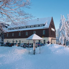 Wohnmobilstellplatz: Außenansicht Winter - Hotel BERGHOF