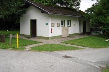 Wohnmobilstellplatz: Versorgungsgebäude 
(WC/Duschen/Waschmaschine/Trockner/Wasserversorgung) - Stellplatz Plankenhof 