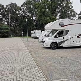 Reisemobilstellplatz: Stellplatz für acht Wohnmobile auf ebenen Schotterflächen.  - Reisemobilstellplatz Steimbke