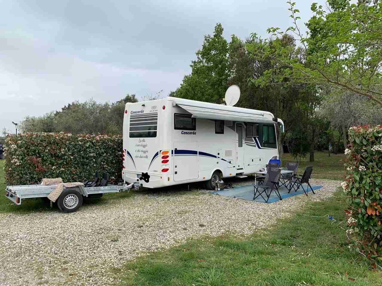 Reisemobilstellplatz: ampie piazzole e privacy con alte siepi divisorie - Agricampeggio Impalancati