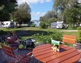 Wohnmobilstellplatz: Gemütlich essen und trinken auf der Sonnenterrasse - Naturcamping Lassan