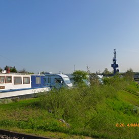 Wohnmobilstellplatz: Blick vom Hafenparkplatz zum Wohnmobilstellplatz. - Sportboothafen-Haldensleben 