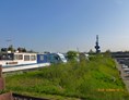 Wohnmobilstellplatz: Blick vom Hafenparkplatz zum Wohnmobilstellplatz. - Sportboothafen-Haldensleben 