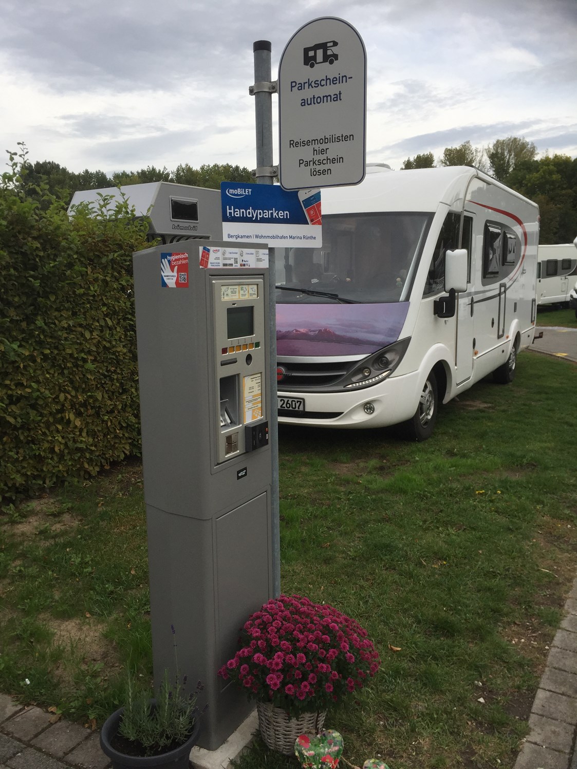 Wohnmobilstellplatz: Neuen Ticketautomat in der Einfahrt zum Stellplatz.
Bezahlung per EC-Karte, Münzen und Handy-App. - Wohnmobilhafen Marina-Rünthe