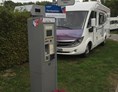 Wohnmobilstellplatz: Neuen Ticketautomat in der Einfahrt zum Stellplatz.
Bezahlung per EC-Karte, Münzen und Handy-App. - Wohnmobilhafen Marina-Rünthe