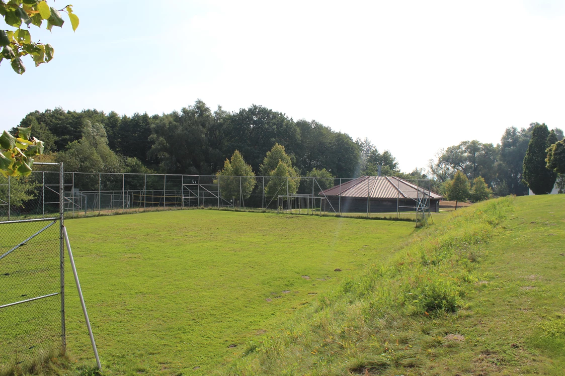 Wohnmobilstellplatz: Grillhütte und Bolzplatz - Ferienland Salem am Kummerower See