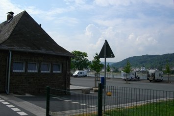 Wohnmobilstellplatz: Am Rheinufer