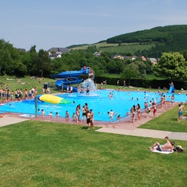Wohnmobilstellplatz: Schwimmbad geöffnet Juni bis September - Camping Kaul