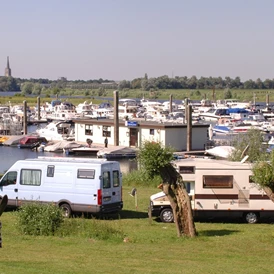 Wohnmobilstellplatz: Die schönen Campingplätze direkt am Wasser mit blick am Hafen (am Campingplatz) - Camping Ijsselstrand