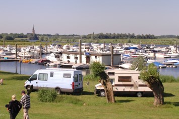Wohnmobilstellplatz: Die schönen Campingplätze direkt am Wasser mit blick am Hafen (am Campingplatz) - Camping Ijsselstrand