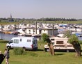 Wohnmobilstellplatz: Die schönen Campingplätze direkt am Wasser mit blick am Hafen (am Campingplatz) - Camping Ijsselstrand