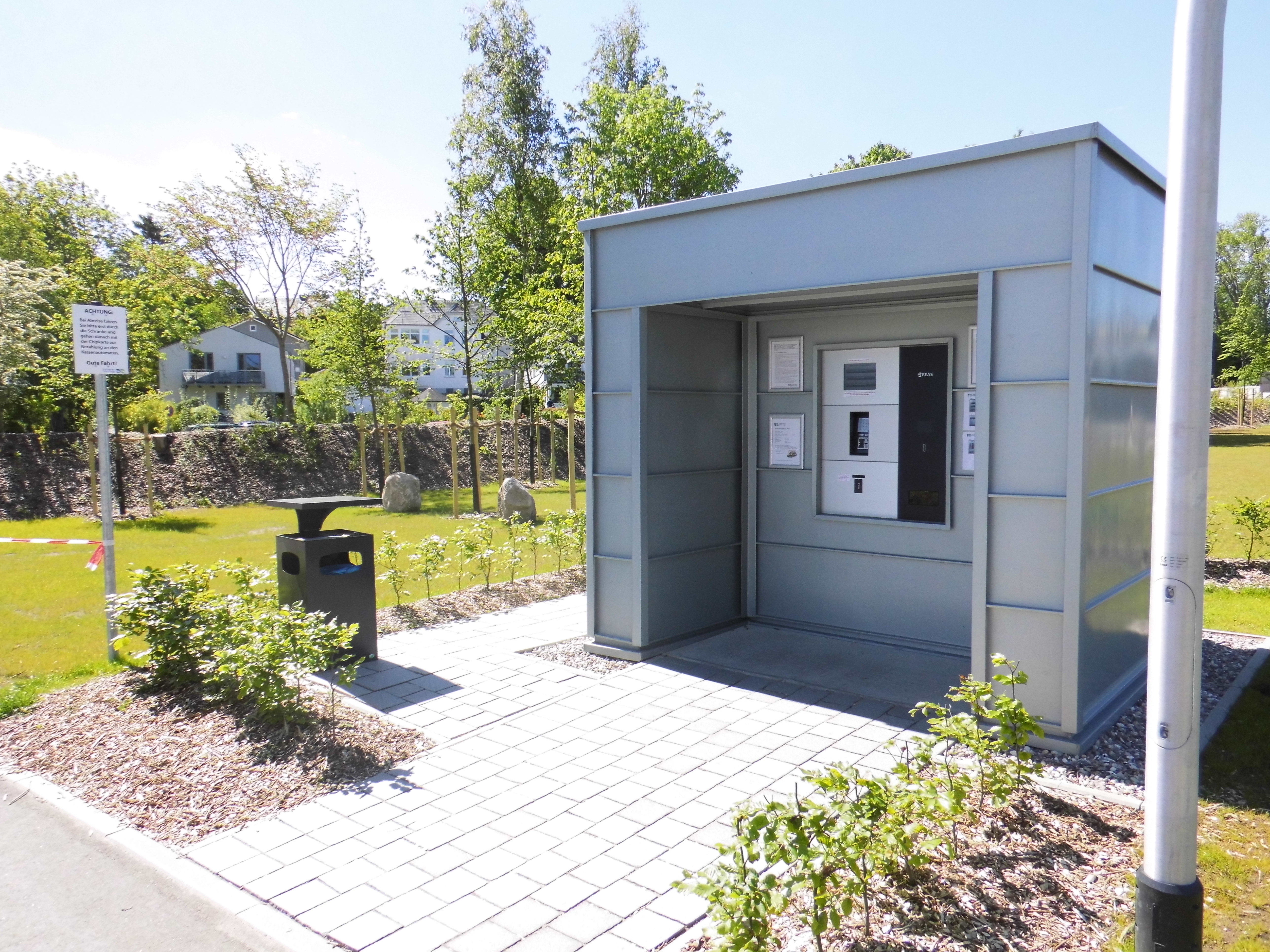 Reisemobilstellplatz - Spielplatz - Ostsee - Blick auf das Kassenhäuschen. Hier melden Sie sich bei Anreise an und hier geben Sie bei Abreise Ihre Servicekarte wieder ab und Ihr Aufenthalt wird abgerechnet. - Wohnmobilstellplatz am Noor