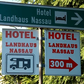 Wohnmobilstellplatz: Hinweisschild zum Stellplatz - nur noch 300 m die neue Privatstraße fahren. Traut Euch- Ihr seid willkommen. - Am Hotel Landhaus Nassau