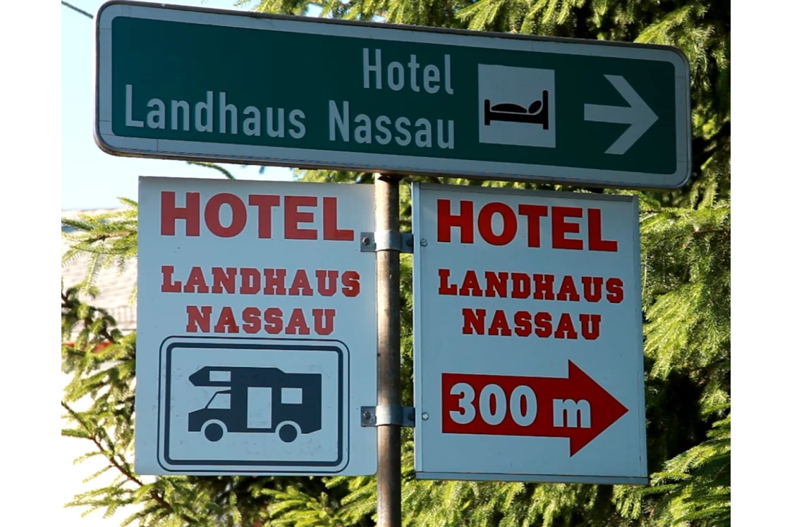 Wohnmobilstellplatz: Hinweisschild zum Stellplatz - nur noch 300 m die neue Privatstraße fahren. Traut Euch- Ihr seid willkommen. - Am Hotel Landhaus Nassau