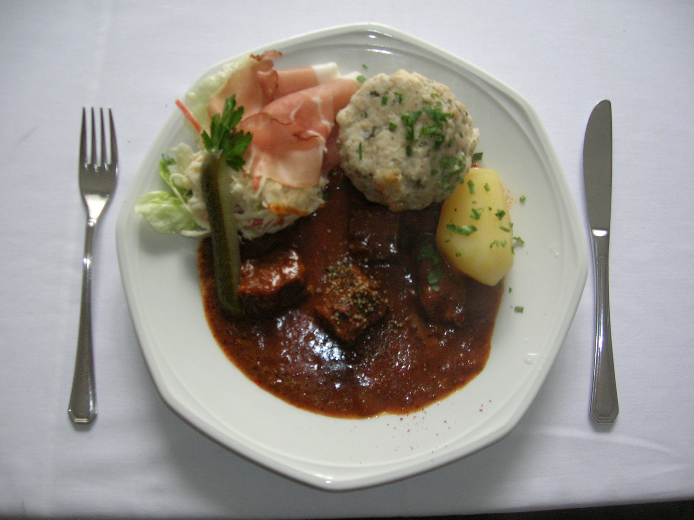 Wohnmobilstellplatz: Bierkutschergulasch - Schlossbrauerei Weinberg Erst oö. Gasthausbrauerei