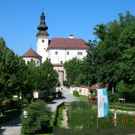 Wohnmobilstellplatz: Blick vom Gastgarten auf Schloss Weinberg - Schlossbrauerei Weinberg Erst oö. Gasthausbrauerei