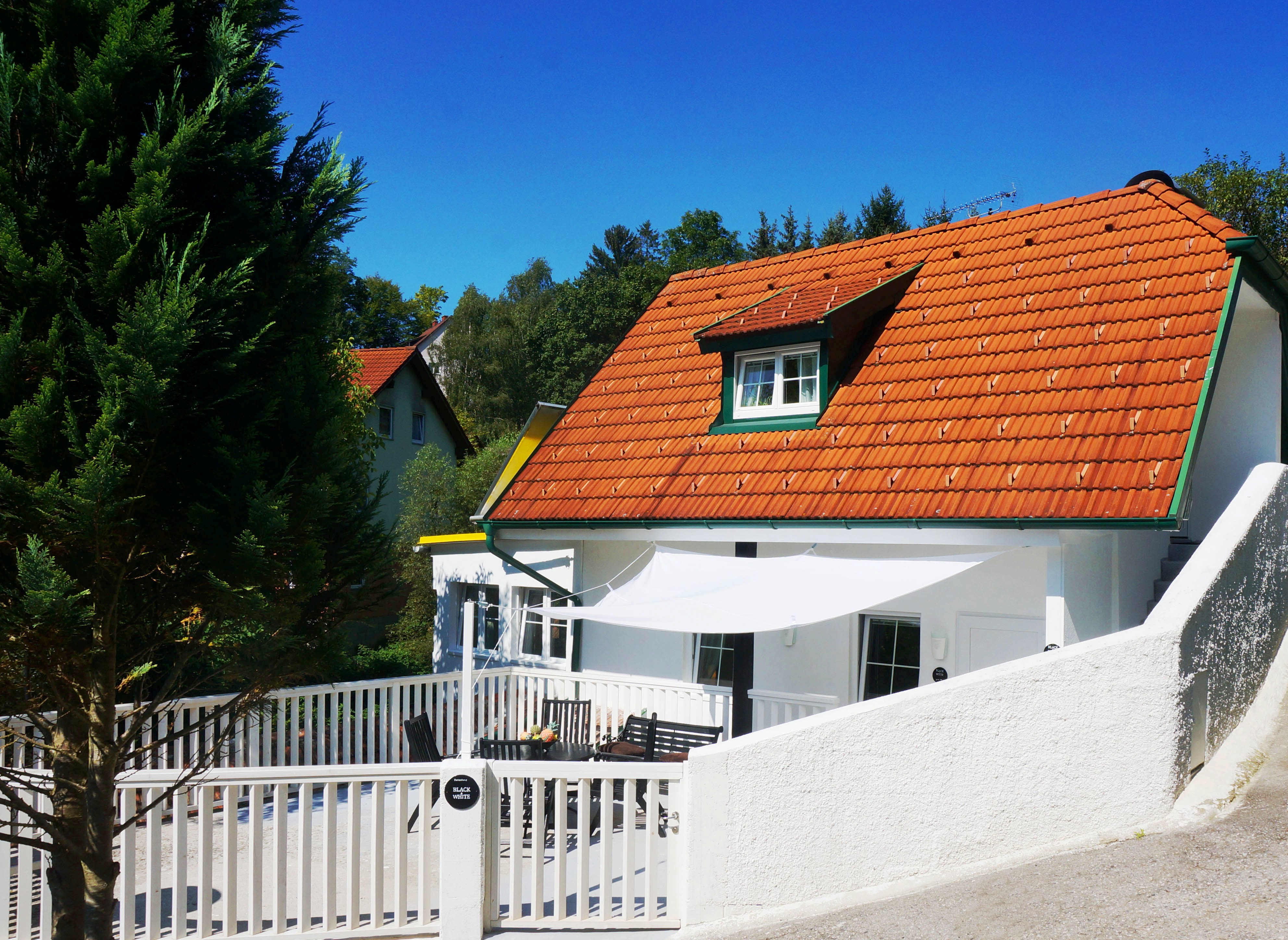 Wohnmobilstellplatz: BLACK&WHITE Ferienhaus für bis zu 8 Personen auf 2 Etagen mit Terrasse, Holzofengrill und herrlichem Panorama - Roomantic Apartments Maria Theresia Schwarz-Mach