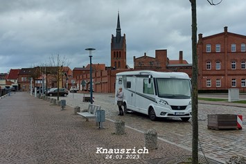 Wohnmobilstellplatz: Parkplatz am Hafen