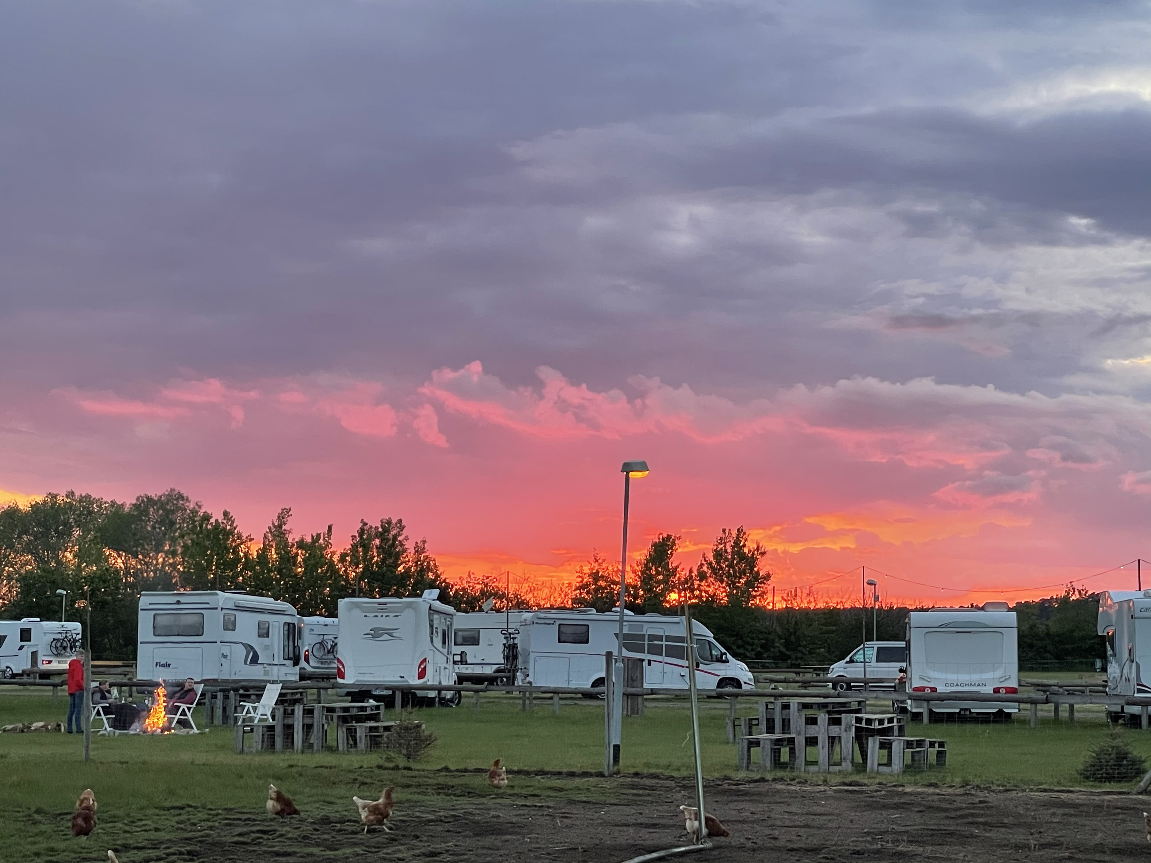 Reisemobilstellplatz - Beelitz (Landkreis Potsdam-Mittelmark) - Sonnenuntergang über dem Stellplatz - Stellplatz am Spargel- und Erlebnishof Klaistow