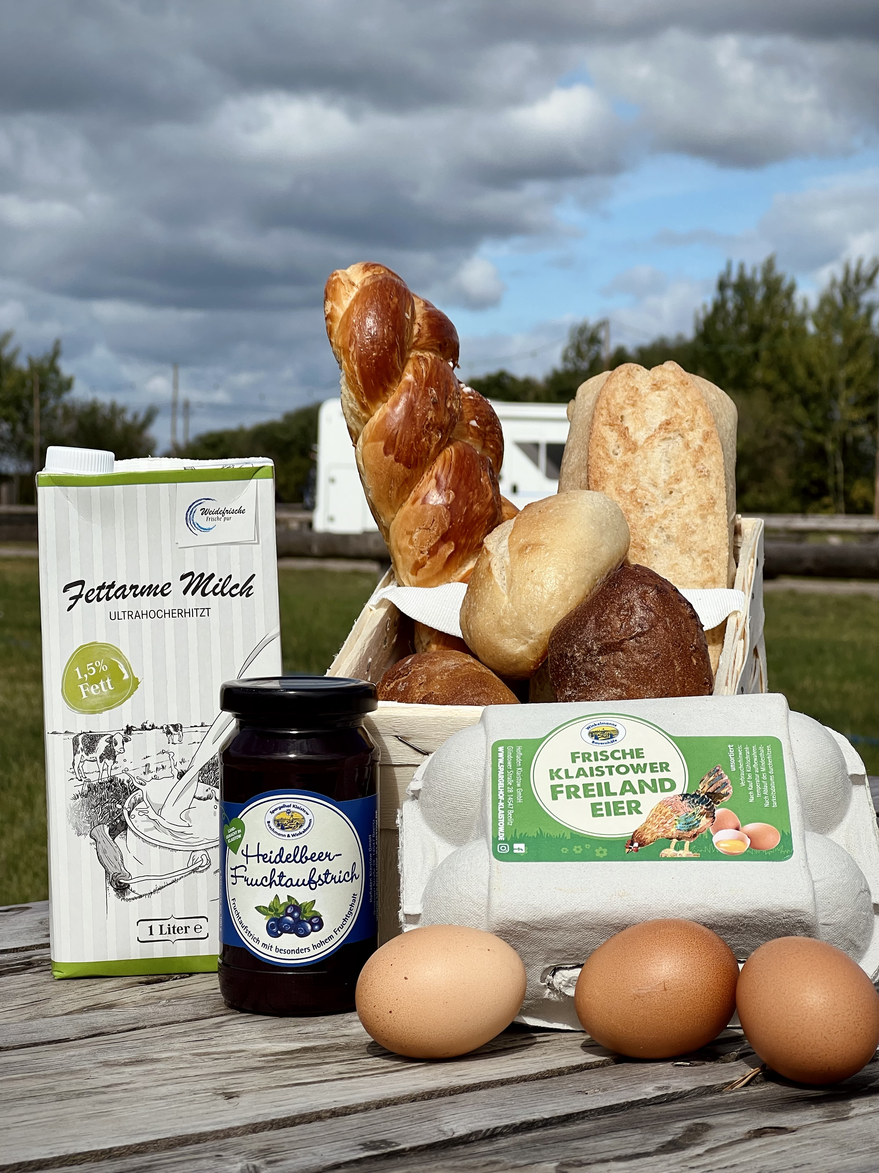 Reisemobilstellplatz: Frische Eier und Brötchen aus dem Hofladen und Bäckerei, hausgemachte Marmeladen von Früchten aus eigenem Anbau. - Stellplatz am Spargelhof Klaistow