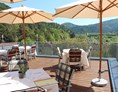 Wohnmobilstellplatz: Panorama-Terrasse am Restaurant mit Blick in den Pfälzer Wald - Stellplatz Hotel Am Hirschhorn