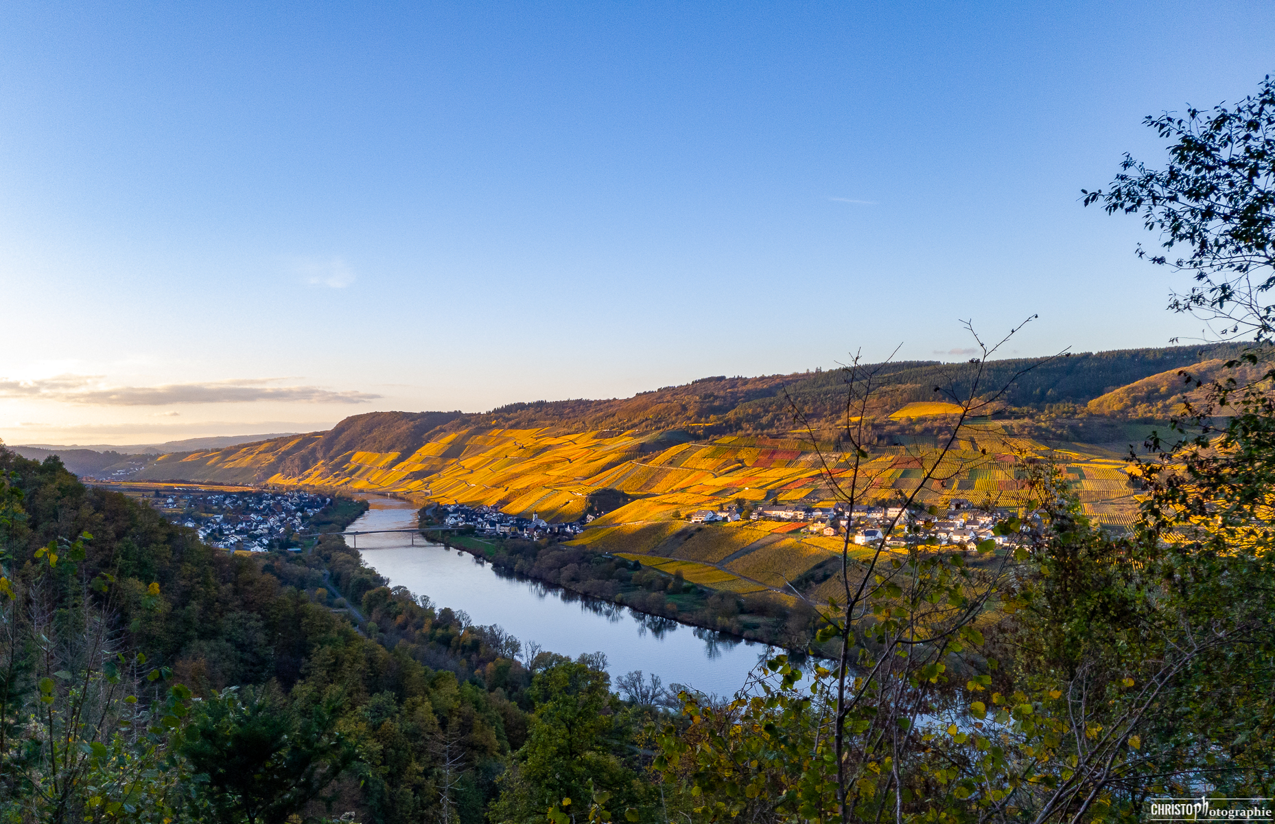 Reisemobilstellplatz - Niederstadtfeld - Kinheim in der Abendsonne vom Wanderweg Kluckertspfad aus fotografiert - Platz am Moselufer