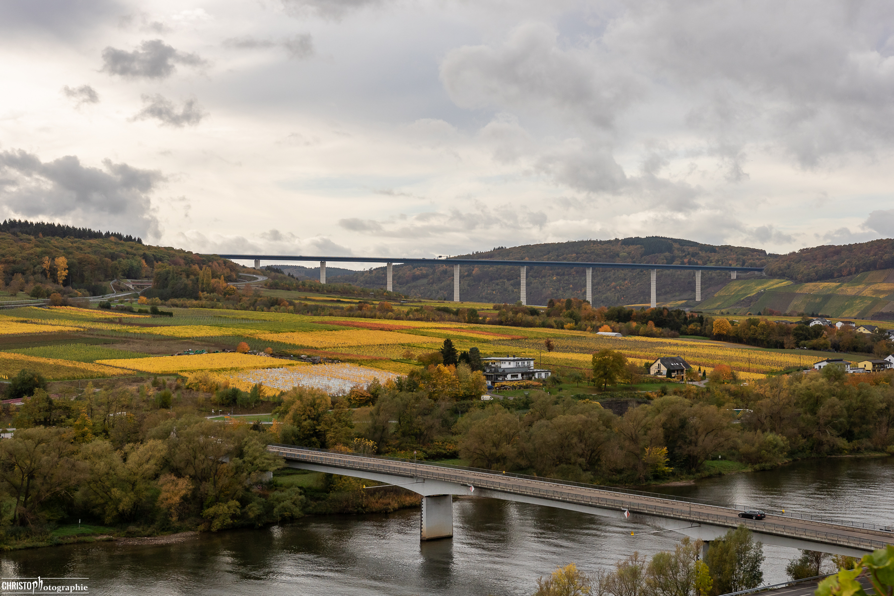 área camper - Renania-Palatinado - Blick zur Hochmoselbrücke ab Kinheimer Wanderweg - Platz am Moselufer