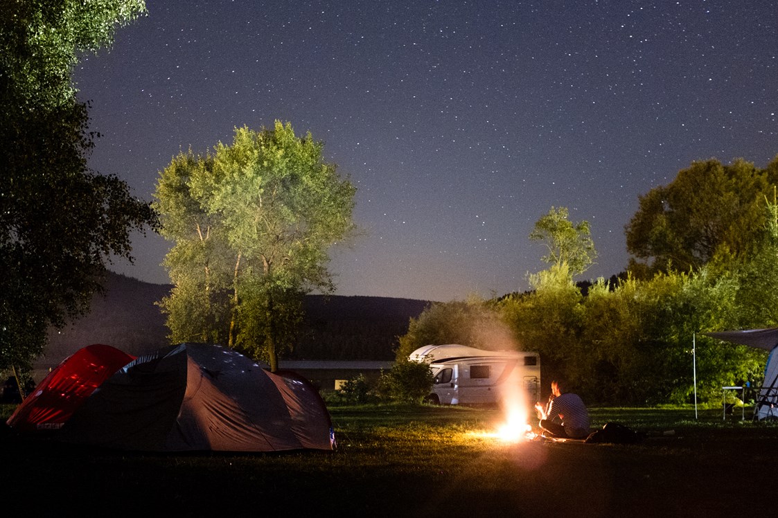 Wohnmobilstellplatz: Lagerfeuer erlaubt - Camping Modřin am Moldaustausee