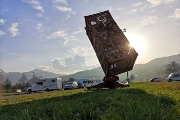 Wohnmobilstellplatz: Grosser Container - Aushängeschild des angrenzenden Skulpturenparks - Allmend Rheintal