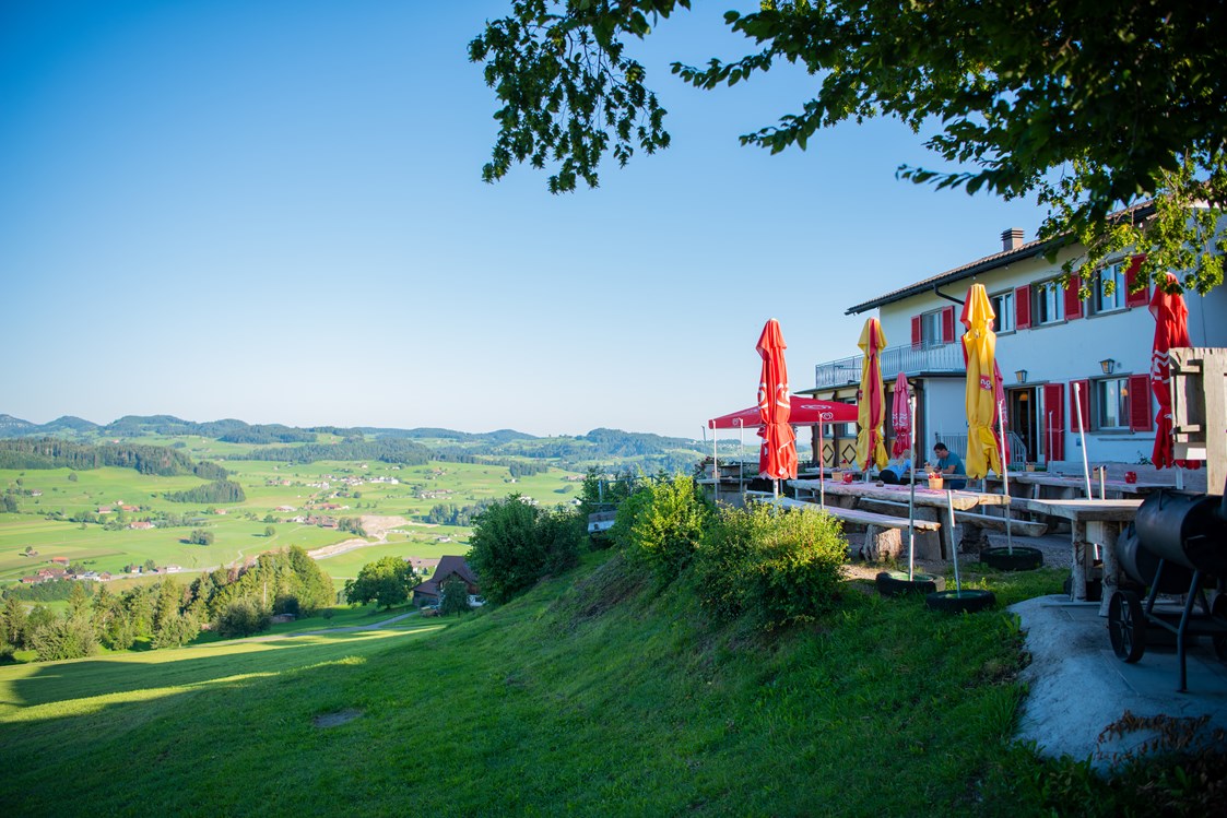 Wohnmobilstellplatz: Aussichtsreiche Sonnenterrasse - Restaurant Käserei Berghof
