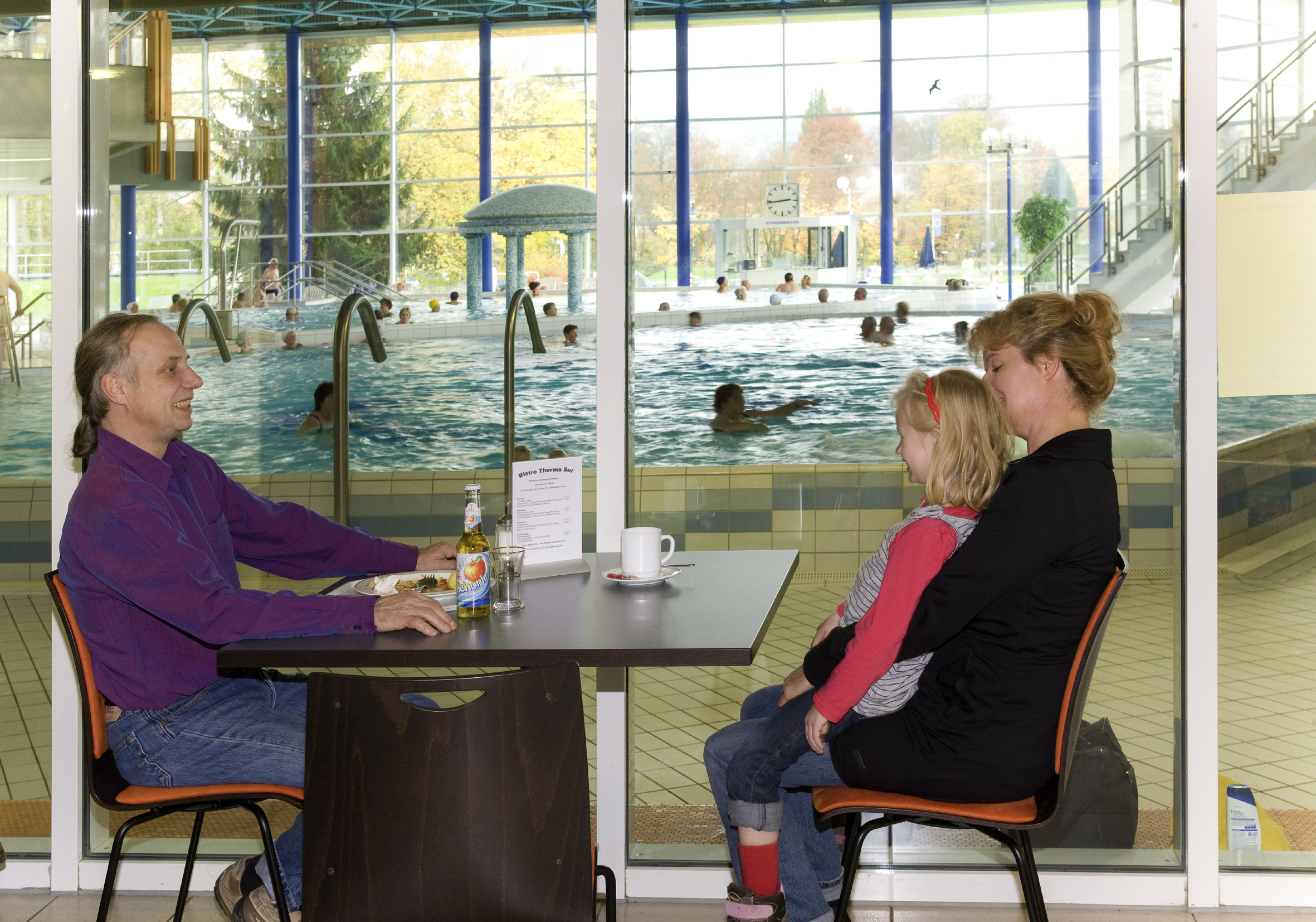 Wohnmobilstellplatz: Das Bistro Spessart Therme ist täglich ab 9 Uhr geöffnet. Mittags gibt es frische Suppen und einen wechselnden Mittagstisch, nachmittags frischen Kurchen. Tipp: Hier können Sie morgens gemütlich frühstücken! - Wohnmobilstellplatz an Kurpark & Spessart Therme