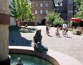 Wohnmobilstellplatz: Marktplatz und Märchenbrunnen mit Schloss Steinau - Wohnmobilstellplatz "Am Steines"