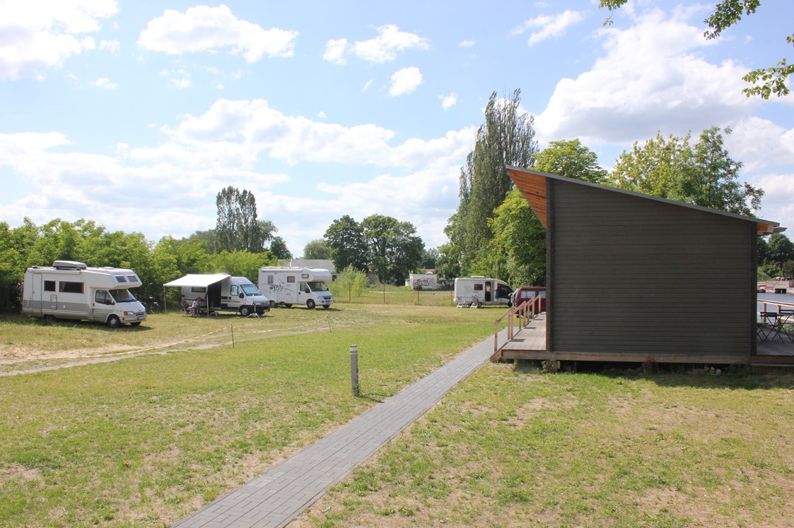 Wohnmobilstellplatz: Campingwiese mit Wohnmobilen und Sommerhäusern - Wassersportzentrum Alte Feuerwache