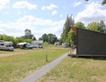 Wohnmobilstellplatz: Campingwiese mit Wohnmobilen und Sommerhäusern - Wassersportzentrum Alte Feuerwache