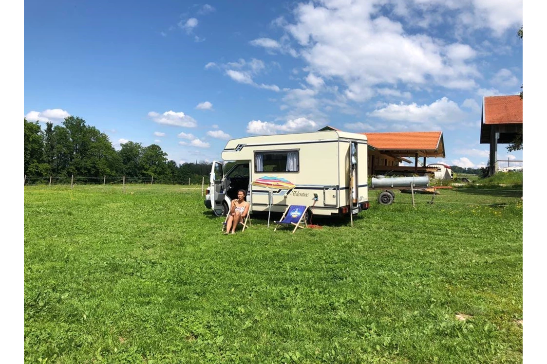 Wohnmobilstellplatz: Camping auf der Wiese. - Naturlandhof Daxlberg