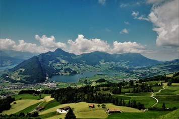 Wohnmobilstellplatz: Sicht auf den Lauerzersee bzw. den Talkessel Schwyz von der Haggenegg aus (tolle Wander- und Bikestrecke). - Vogelmatt Steinen