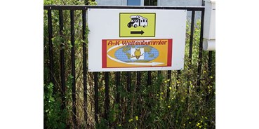Reisemobilstellplatz - Hunde erlaubt: keine Hunde - Mecklenburg-Vorpommern - Hinweisschild an der Einfahrt - A+K Weltenbummler