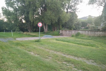 Wohnmobilstellplatz: Der Blick auf den hinteren, ruhigeren Teil am Fluss (bitte Gewichtsbeschränkung beachten) - Brücker Mühle