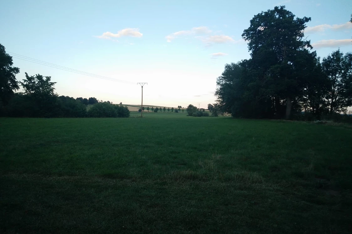 Wohnmobilstellplatz: Die Aussicht von unserem Mühlengarten auf die benachbarten Wiesen und den Mühlgraben - Brücker Mühle