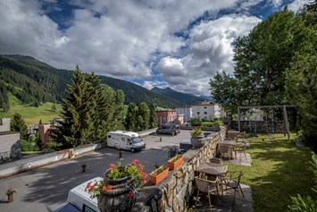 Wohnmobilstellplatz: Campingplatz aus der Vogelperspektive - Sunstar Camping Stellplatz Davos