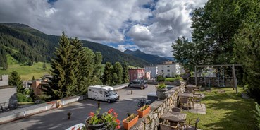Reisemobilstellplatz - Wohnwagen erlaubt - Stierva - Stellplatz von oben - Sunstar Camping Stellplatz Davos