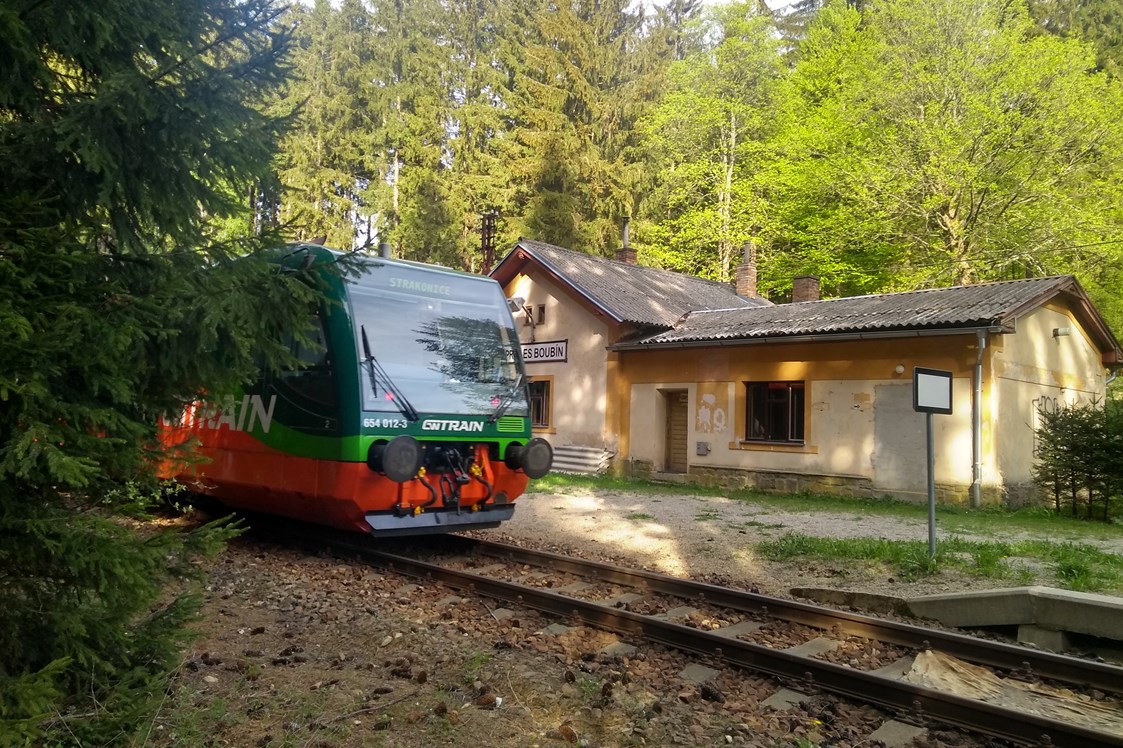 Wohnmobilstellplatz: Je zwei Stunden mit Waldbahn. - Boubinsky prales nadrazi Boubin-Zaton /Boubin Urwald am Bahnhof Boubin-Zaton