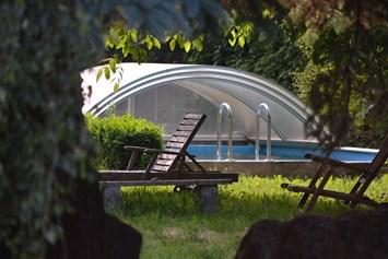 Wohnmobilstellplatz: Der Pool mit Liege. - Naturhof Camping