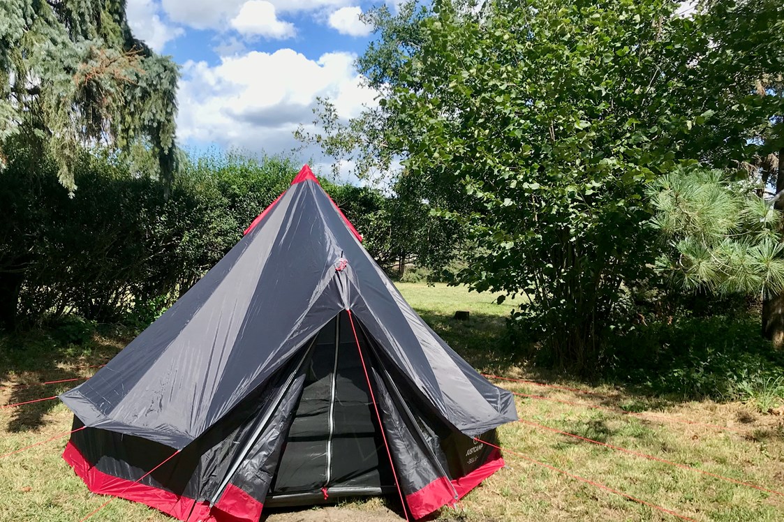 Wohnmobilstellplatz: Unser ständiges Zelt mit 2 Schlafpritschen. - Naturhof Camping