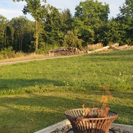 Wohnmobilstellplatz: Feuerstelle zum grillen. Holz und Kohle wurden von der Gastfamilie freundlicherweise bereitgestellt - Camper Stellplatz "VORMFELD"
